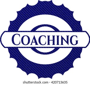 Insignia de entrenamiento con fondo de denim