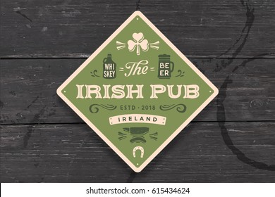 Monstruo para el pub irlandés. Dibujo vintage con temas de bar, pub, cerveza y whisky. Plaza verde o autobús para colocar una taza de cerveza o un vaso de whisky con letras y dibujos. Ilustración vectorial