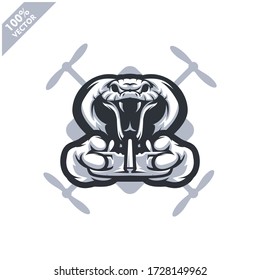 Cobra hält Drone Controller. Maskottlogo für Drohnenrennen, Drohnenklub oder Geschäft. Gestaltungselement für Firmenlogo, Etikett, Bekleidung oder andere Waren. Skalierbare und bearbeitbare Vektorgrafik.