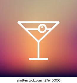 Bebida de cóctel con icono de cerezo línea delgada para web y móvil, moderno diseño minimalista plano. Icono blanco vectorial en el fondo de malla gradiente.