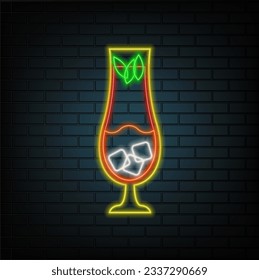 Cocktail Margarita Neon Schild auf Backsteinwand Hintergrund. Modisches Schild. Nachtleuchte, Leuchtleiste. Sommeremblem. Club Bar Logo auf dunklem Hintergrund. Alkoholisches Getränk mit einem Regenschirm in einem Glas