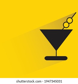 Cocktail auf gelbem Hintergrund