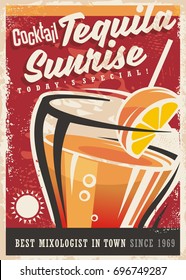 Diseño de afiches promocionales retro para el cóctel tequila sunrise, banner de arte ventilado con uno de los cócteles más populares sobre fondo rojo. El tema de las bebidas alcohólicas.