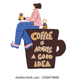 El café es siempre una buena idea dibujado a mano cita. Muchacha sonriente feliz que se sienta en la taza de café enorme. Ilustración de color de Vector.