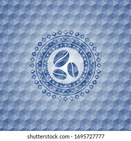 Kaffeebohnen-Symbol in blauem Abzeichen mit geometrischem Muster-Hintergrund.