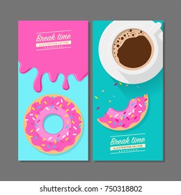 Tempo de pausa para café com rosquinhas de morango, xícara de café e rosa morango donut vista superior ilustração vetorial sobre fundo azul verde.