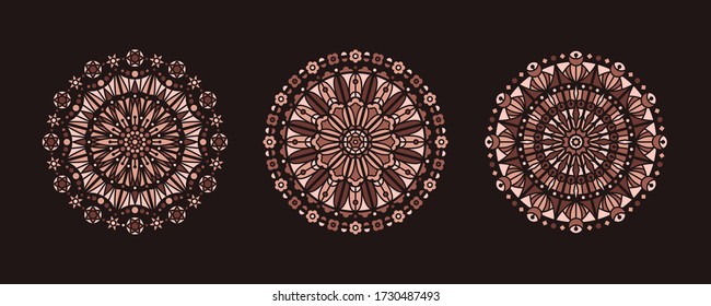 Kaffeebräuner Vektor runde Verzierung, Kreis Form mandala Satz. Sammlung von gefestigten Glasabbildungen, Tracery. Textrahmen, Radialelement. Café, Mosaikdekoration im Kaffeehaus, Hintergrund.