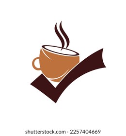 Coffee Check Vektorlogo-Design. Kaffeetasse mit einem Häkchen.