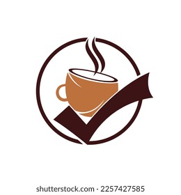 Coffee Check Vektorlogo-Design. Kaffeetasse mit einem Häkchen.