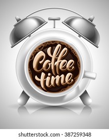 Copa de Café con café caliente recién hecho en el dial de reloj de alarma. Calligrafía Leyendo La Hora Del Café De Inscripción. Concepto de tiempo de café. Ilustración vectorial.