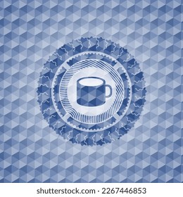 icono de taza de café dentro del emblema poligonal azul. 