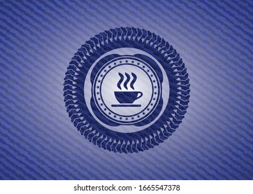 icono de taza de café dentro del fondo del denim