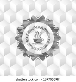 icono de taza de café dentro del icono gris o emblema con fondo blanco de cubo geométrico