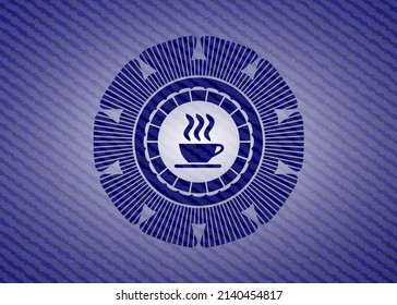 Kaffeetassen-Icon auf Blau- oder Denim-Emblem oder Badge-Hintergrund. 