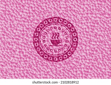 Kaffeetassen-Symbol in rosafarbenem Abzeichen mit Blasenhintergrund. Vektorgrafik. Detaillierte Angaben. 