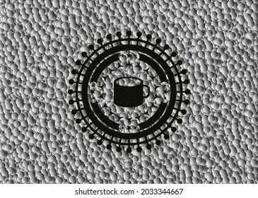 icono de taza de café dentro de emblema negro realista con fondo de burbujas grises. Ilustración vectorial. Detallado. 