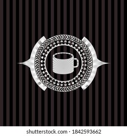 icono de taza de café dentro de la placa brillante de plata. 
