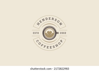 Kaffeetasse Latte Art Herz Form Top-View Kreis Vintage Logo Vorlage Design Vektorgrafik. Coffeeshop Coffein warmes Getränk Traditioneller Morgendrink Frühstück Gourmet geröstete Bohnen Emblem