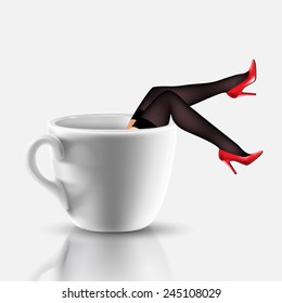 Kaffeetasse mit Beinen in Strumpfhosen und roten Schuhen
