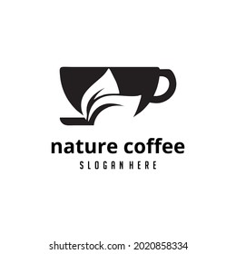 Kaffeeblätter und -becher werden zu Vektorlogos für natürliche Kaffeehäuser oder Produktsymbole