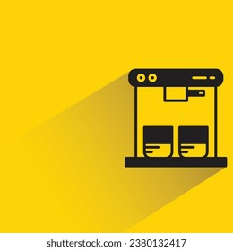 Kaffeemaschine mit Schatten auf gelbem Hintergrund