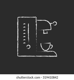 Cafetera dibujada a mano con tiza en un icono blanco vectorial de pizarra aislado en un fondo negro.