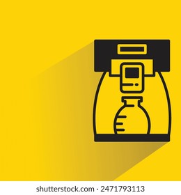 icono de la cafetera con sombra sobre fondo amarillo