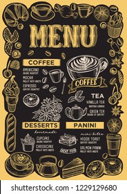 Vorlage für ein Kaffeemenü für ein Restaurant auf Tafelhintergrund, Vektorgrafik-Broschüre für ein Café mit Speisen und Getränken. Design-Layout mit Vintage-Schriftzug und Rahmen aus handgezeichneten Früchten und Süßigkeiten.
