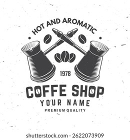 Cafetería. Caliente y aromático. Ilustración vectorial. Concepto para el logotipo de la cafetería y del restaurante, marca, etiqueta. Logo con granos de café y tazón con un mango para hacer café en la estufa. Puerto turco de