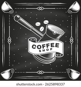 Logotipo de la cafetería, insignia, diseño de parche en la pizarra. Vector. Concepto para el logotipo de la cafetería y del restaurante, marca, etiqueta. Logo con olla de cobre con asa para hacer café en la estufa. Puerto turco de
