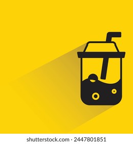 icono de taza de café y té con sombra sobre fondo amarillo