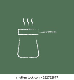 Mano de pato de café dibujada con tiza en un icono blanco vectorial de pizarra aislado en un fondo verde.