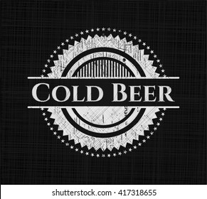 Emblema de tiza de cerveza fría, estilo retro, tiza o textura de pizarra