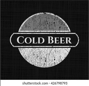Emblema de pizarra de cerveza fría escrito en una pizarra