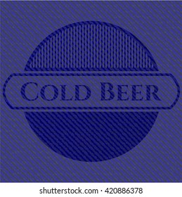 Cold Beer Emblem mit jean-Hintergrund