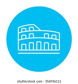 Icono de línea de coliseo para web, móvil e infografía. Icono de blanco vector en el círculo azul claro aislado en fondo blanco.