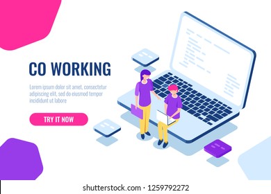 isometrische Zusammenarbeit, Arbeitsraum, Programmierer, Laptop mit Programmcode-Vektorgrafik