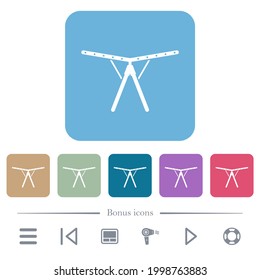 Secador de ropa plegable cremallera iconos planos blancos sobre fondo cuadrado redondeado de color. 6 iconos de bonificación incluidos
