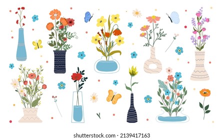 Colección de flores florecientes en jarrones y botellas aisladas de fondo blanco. Conjunto de elementos decorativos de diseño floral. Ilustración vectorial de dibujos animados planos.