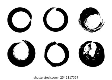 Kollektion von Kreispinselstrichen in schwarzer Farbe, die das Zen enso illustrieren. Umfasst handgezeichnete Rahmen und abstrakte Kreide-Doodles.