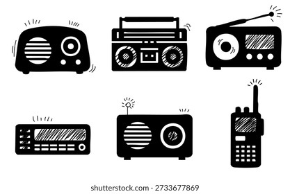 colección de equipos de audio clásicos, incluyendo radios walkie talkie y transistores Boombox