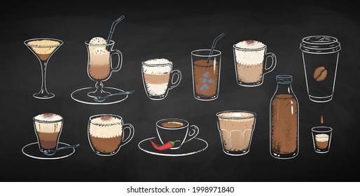 Sammlung von Kaffeegetränken einzeln auf schwarzem Chalkboard-Hintergrund. Vektorkreide gezeichnet Seitenansicht Grunge Illustrationen.