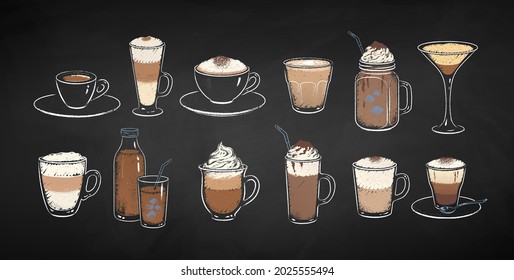 Sammlung von Kaffeegetränken einzeln auf schwarzem Chalkboard-Hintergrund. Vektorkreide gezeichnet Seitenansicht Grunge Illustrationen.