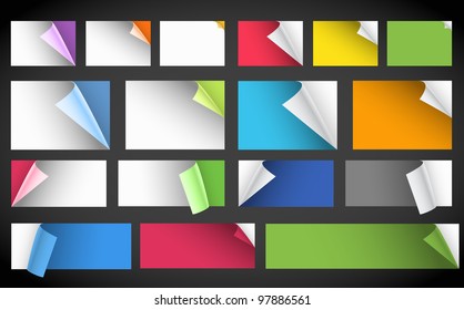 Colección de hojas de papel en blanco de color con esquinas plegables