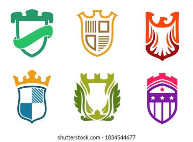 Colección de los emblemas heráldicos aislados en fondo blanco. Plantilla para escudos de insignias con estilo de caricatura minimalista. Conjunto de ilustraciones vectoriales premium brillantes.