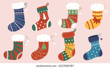 Coleção de meia de Natal colorida com vários desenhos. Conjunto de meias de lã de inverno para presentes. Calçados de inverno bonitos isolados no fundo. Ilustração de vetor texturizado plano colorido.