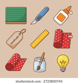 Uma coleção de ferramentas de artesanato e DIY, incluindo um tapete de corte, faca de utilidade, cola, etiqueta, régua, rolos de tecido, pincel e uma lâmpada.