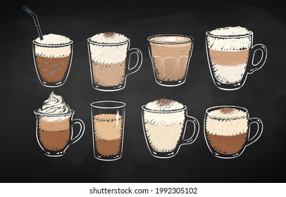 Colección de tazas de café con leche aislada en el fondo de la pizarra negra. Ilustraciones de grunge con tiza vectorial dibujadas con sideview.