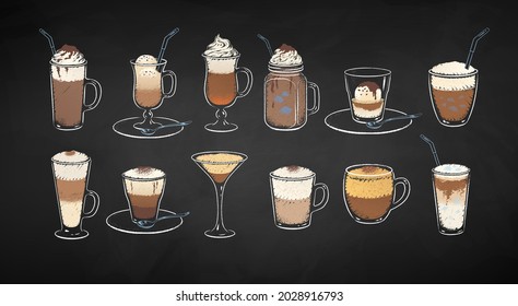 Colección de bebidas de café de postre aisladas en el fondo de una pizarra negra. Ilustraciones de grunge con tiza vectorial dibujadas con sideview.