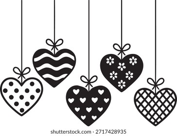 Una colección de cinco corazones colgantes decorativos, cada uno con un patrón único, sobre un fondo blanco